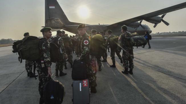 Prajurit TNI bersiap masuk kedalam pesawat untuk melakukan tugas misi kemanusian gempa Palu, Sulawesi Tengah di Base Ops Pangkalan Udara Militer Halim Perdana Kusuma, Jakarta, Sabtu (29/9). ANTARA FOTO/Muhammad Adimaja