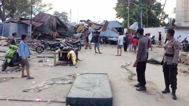 Suasana setelah gempa bumi dan tsunami menghantam Palu, Sulawesi Tengah,  Minggu (30/9). [Suara.com/Muhammad Yasir]. 