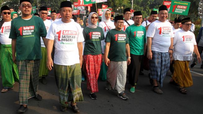 Ketua Umum Partai Kebangkitan Bangsa (PKB) Muhaimin Iskandar bersama Menteri Tenaga Kerja Hanif Dakhiri, Menristek Dikti M Nasir, dan Menteri PDT Eko Putro Sanjoyo saat mengikuti jalan sehat sarungan di kawasan Monas, Jakarta, Minggu (30/9). [Suara.com/Oke Dwi Atmaja]