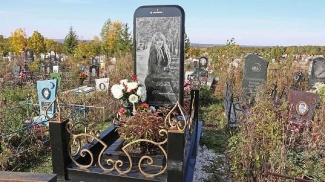 Warga Terkejut, Ada Makam Gunakan Batu Nisan Berbentuk iPhone