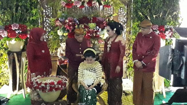 Ardina Rasti menjalani adat siraman di acara tujuh bulanan. (Ismail/Suara.com)