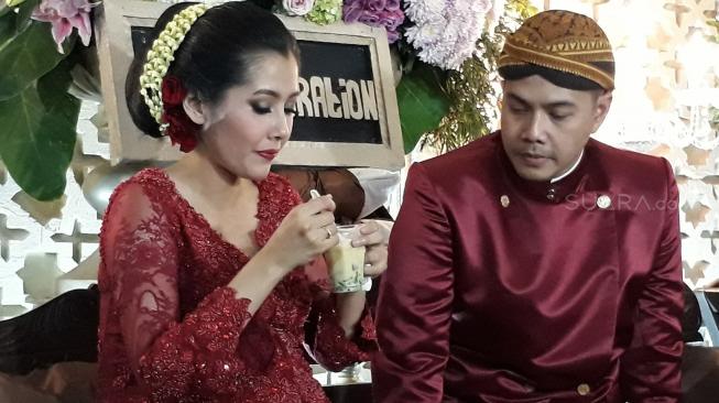 Ardina Rasti dan Arie Dwi Andhika menggelar acara tujuh bulanan. (Ismail/Suara.com)