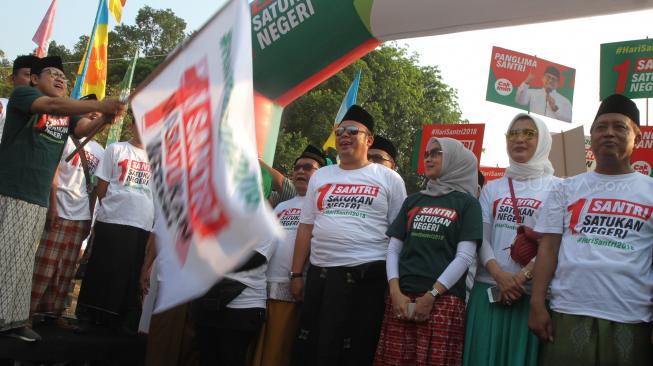 Ketua Umum Partai Kebangkitan Bangsa (PKB) Muhaimin Iskandar membuka jalan sehat sarungan di kawasan Monas, Jakarta, Minggu (30/9). [Suara.com/Oke Dwi Atmaja]