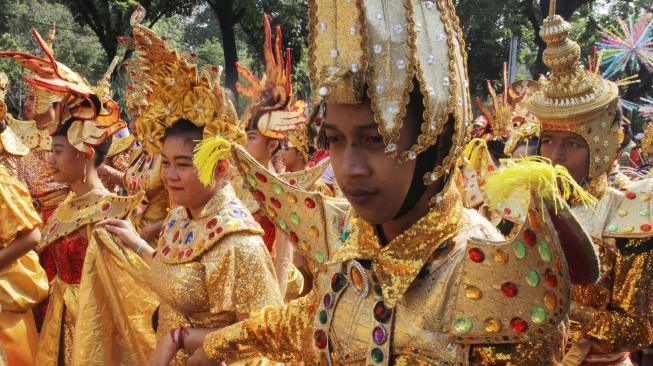 Suasana pawai obor Asian Para Games 2018 ketika melintas di kawasan Jalan Medan Merdeka Selatan, Jakarta, Minggu (30/9). [Suara.com/Oke Dwi Atmaja]