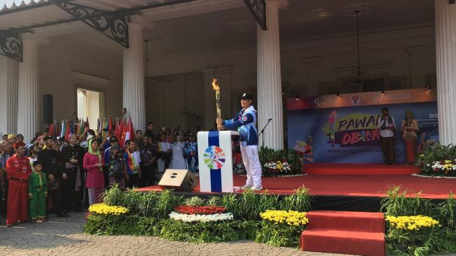 Obor Asian Para Games 2018 diserahkan langsung oleh Ketua Umum INAPGOC (panitia Asian Para Games 2018) Raja Sapta Oktohari kepada Gubernur DKI Jakarta Anies Baswedan di Balai Kota, di Jalan Medan Merdeka Selatan, Minggu (30/9/2018). [Suara.com/Erick tanjung] 