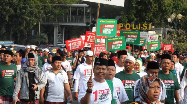 Keren! Para Santri Jalan Santai Pakai Sarung di Monas