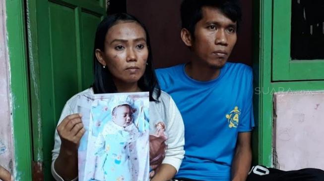 Suami istri di Kota Tangerang bernama Atika (33) dan Rendi Ginting (30), terpaksa harus memendam rasa rindu terhadap si buah hati yang baru dilahirkan, karena sang bayi masih ditahan bidan lantaran mereka tak mampu membayar biaya persalinan. [Suara.com/Anggy Muda]