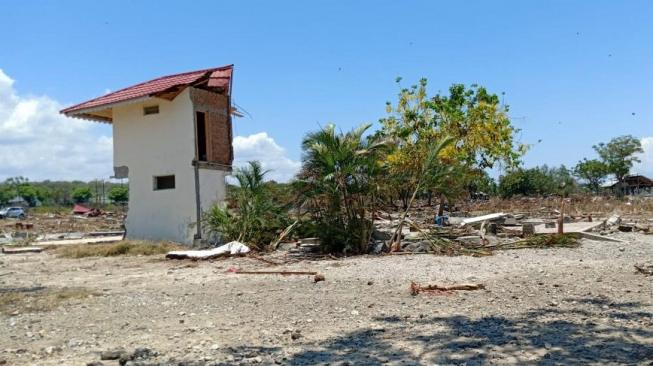 Gudang penyimpanan perahu atlet dayung PPLP Palu, Sulawesi Tengah, rata dengan tanah dan hanya bangunan kamar mandi yang tersisa. [Dok. Rio Rizki Darmawan].