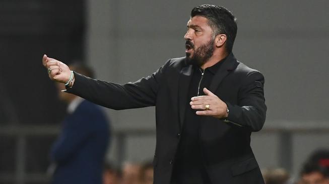 Pelatih AC Milan, Gennaro Gattuso, memberikan instruksi kepada para pemainnya saat melawan Sassuolo. Laga yang berlangsung di Stadion Mapei, Minggu (30/9/2018), ini berakhir dengan skor 4-1 untuk kemenangan AC Milan. [AFP/Miguel Medina]