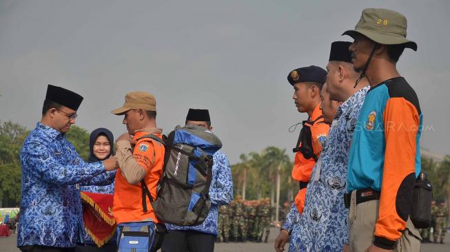 Gubernur DKI Jakarta Anies Baswedan melepas secara simbolik Satgas Peduli Bencana ke Donggala dan Palu, Sulawesi Tengah usai Upacara Kesaktian Pancasila di Monas, Jakarta, Senin (1/10). [Suara.com/Muhaimin A Untung]