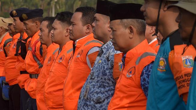 Satgas Peduli Bencana berbaris dan bersiap untuk dikirim ke Palu, Sulawesi Tengah, di Kawasan Monas, Jakarta, Senin (1/10). [Suara.com/Muhaimin A Untung]