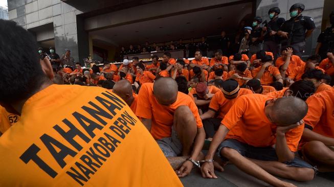 Ratusan tersangka saat dihadirkan dalam rilis hasil Operasi Nila Jaya 2018 di Mapolda Metro Jaya, Jakarta, Senin (1/10). [Suara.com/Muhaimin A Untung]