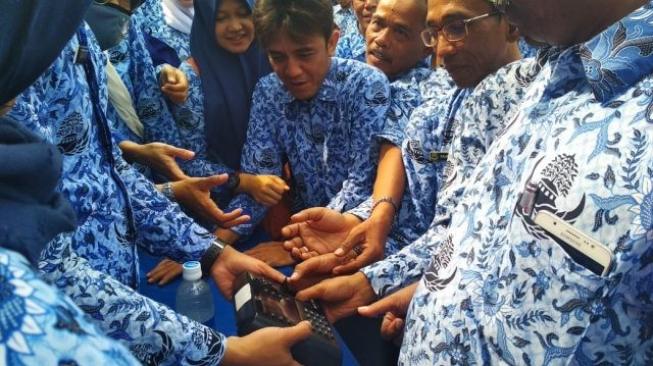 PNS Pingsan Berebut Absensi Manual, Takut Honornya Dipotong