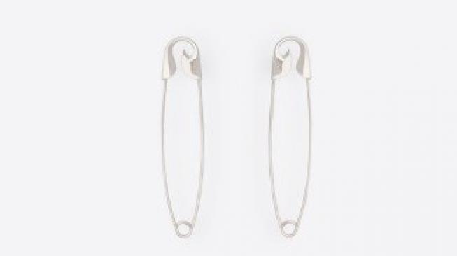 Anting koleksi Balenciaga. (Balenciaga.com)