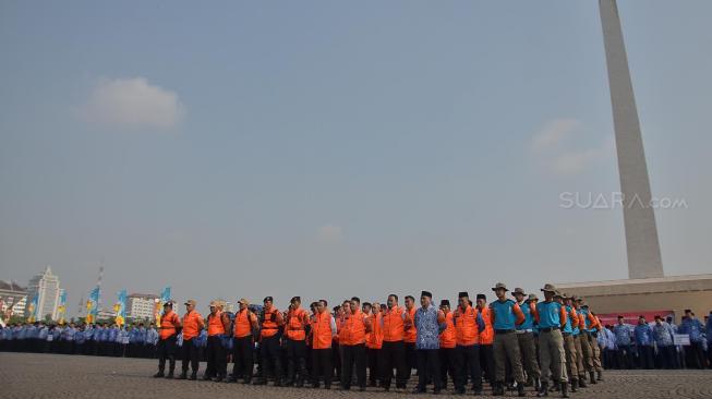 Satgas Peduli Bencana berbaris dan bersiap untuk dikirim ke Palu, Sulawesi Tengah, di Kawasan Monas, Jakarta, Senin (1/10). [Suara.com/Muhaimin A Untung]