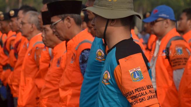 Satgas Peduli Bencana berbaris dan bersiap untuk dikirim ke Palu, Sulawesi Tengah, di Kawasan Monas, Jakarta, Senin (1/10). [Suara.com/Muhaimin A Untung]