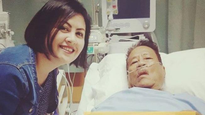 Cynthia Lamusu bersama sang ayah yang dirawat karena stroke [Instagram/@cynthia_lamusu]