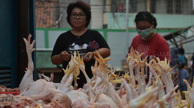 Aktivitas pedagang di Pasar Kramat Jati, Jakarta, Selasa (2/10). [Suara.com/Muhaimin A Untung]