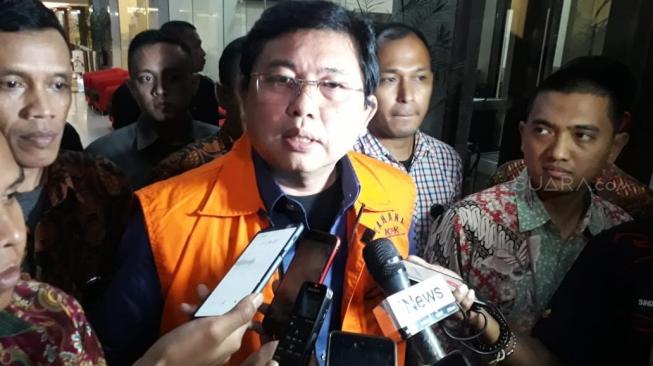 Diperiksa Maraton, Lucas Keluar KPK Berompi Orange