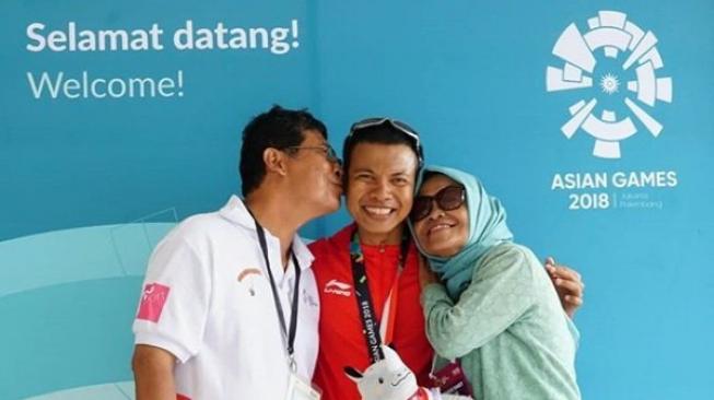 Atlet paralayang Indonesia peraih emas dan perunggu Asian Games 2018, Hening Paradigma (tengah). [Instagram@hparadigma]