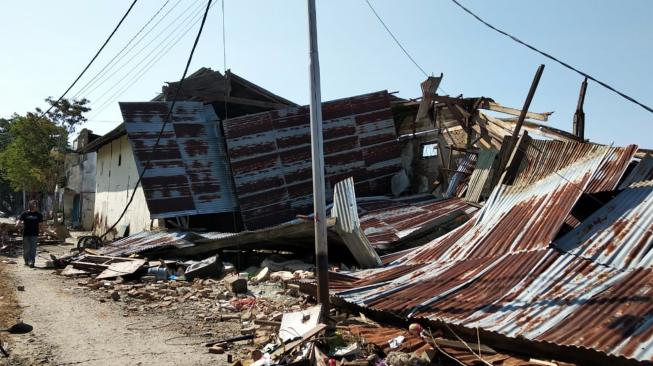 Sejumlah toko dan gudang yang rusak akibat diterjang gempa dan tsunami berkekuatan 7,4 SR di kawasan Pergudangan Kabupaten Donggala, Sulteng. ANTARA FOTO/Amirullah