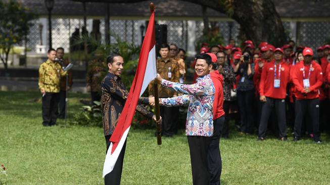 Presiden Joko Widodo (tengah) bersama Ketua Inapgoc Raja Sapta Oktohari berfoto bersama atlet Para Games usai upacara pelepasan kontingen Indonesia untuk Para Games ke-3 Tahun 2018 di halaman belakang Istana Merdeka, Jakarta, Selasa (2/10). [ANTARA FOTO/Puspa Perwitasari]