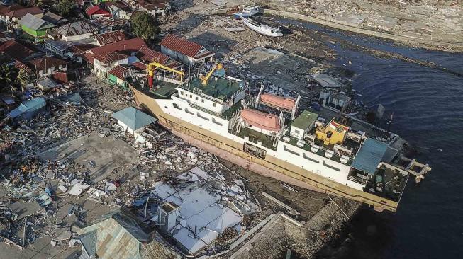 Kapal Sabuk Nusantara 39 yang terdampar ke daratan di desa Wani, Pantai Barat Donggala, Sulawesi Tengah, Senin (1/10). [ANTARA FOTO/Muhammad Adimaja]