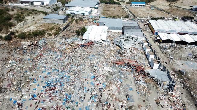 Foto aerial kawasan pantai Taipa, Palu Utara, pascagempa dan tsunami. [ANTARA FOTO/Muhammad Adimaja]