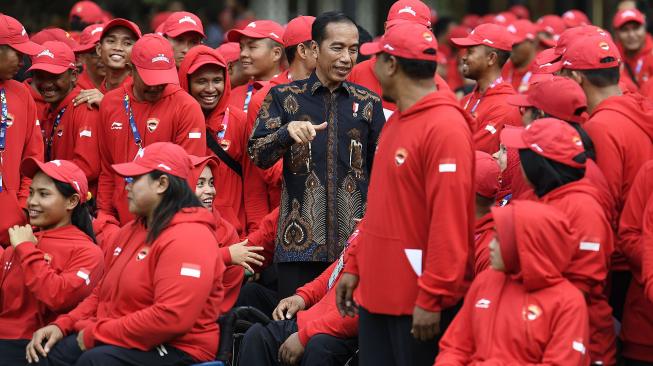 Presiden Joko Widodo menyapa atlet-atlet Para Games usai upacara pelepasan kontingen Indonesia untuk Para Games ke-3 Tahun 2018 di halaman belakang Istana Merdeka, Jakarta, Selasa (2/10). [ANTARA FOTO/Puspa Perwitasari]
