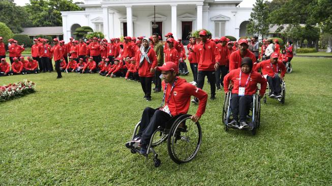 Kontingen Indonesia untuk Para Games ke-3 Tahun 2018 berfoto di halaman belakang Istana Merdeka usai upacara pelepasan oleh Presiden Joko Widodo di Jakarta, Selasa (2/10). [ANTARA FOTO/Puspa Perwitasari]