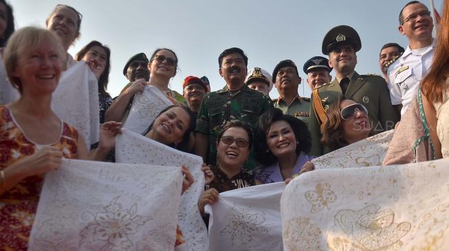 Panglima TNI Marsekal TNI Hadi Tjahjanto (tengah) bersama Ketua Dharma Pertiwi Nanny Hadi Tjahjanto (ketiga kanan) berfoto dengan para istri perwakilan militer luar negeri yang ikut membatik saat pemecahan rekor MURI membatik dengan canting, di Mabes TNI Cilangkap, Jakarta, Selasa (2/10). [Suara.com/Muhaimin A Untung]