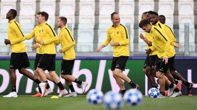 Para pemain Young Boys Swiss melakukan sesi latihan sebelum menghadapi Juventus di Grup H Liga Champions. Marco BERTORELLO / AFP 