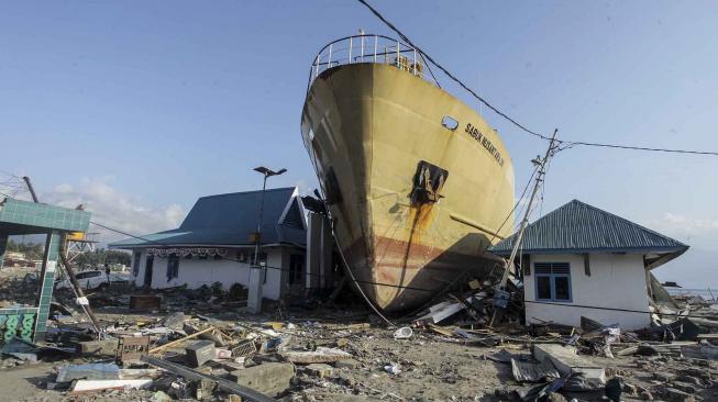 Kapal Sabuk Nusantara 39 yang terdampar ke daratan di desa Wani, Pantai Barat Donggala, Sulawesi Tengah, Senin (1/10). [ANTARA FOTO/Muhammad Adimaja]