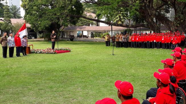 Presiden Joko Widodo (Jokowi) resmi melepas kontingen atlet Indonesia yang akan berlaga di Asian Para Games 2018. Acara pelepasan berlangsung di halaman tengah Istana Negara, Jakarta, Selasa (2/10/2018). [Suara.com/Dwi Bowo Raharjo]