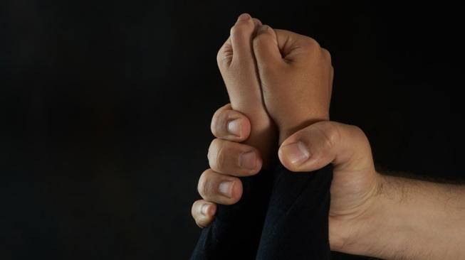 Kejamnya Ibu di Surabaya, Pukuli Anak Sendiri Umur 6 Tahun Sampai Akhirnya Mati