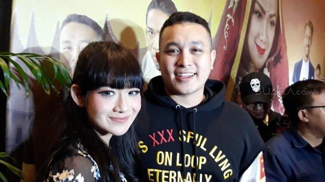 Gilang Dirga dan istri saat menghadiri gala primere film Liam dan Laila, di XXI Epicetrum, Kuningan, Jakarta Selatan, Senin (1/10/2018). [Ismail/Suara.com]