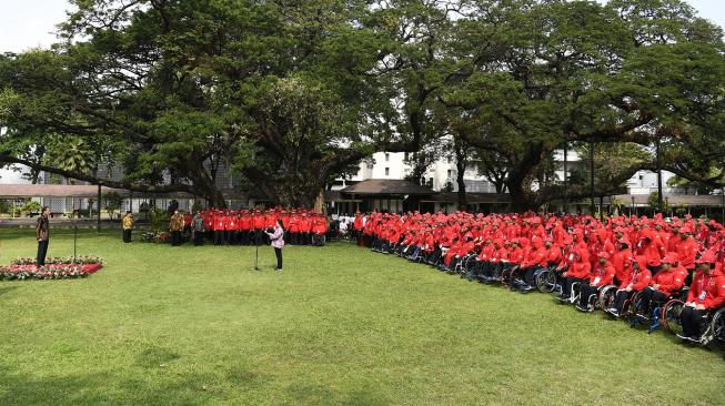 Presiden Joko Widodo memimpin upacara pelepasan kontingen Indonesia untuk Para Games ke-3 Tahun 2018 di halaman belakang Istana Merdeka, Jakarta, Selasa (2/10). [ANTARA FOTO/Puspa Perwitasari]