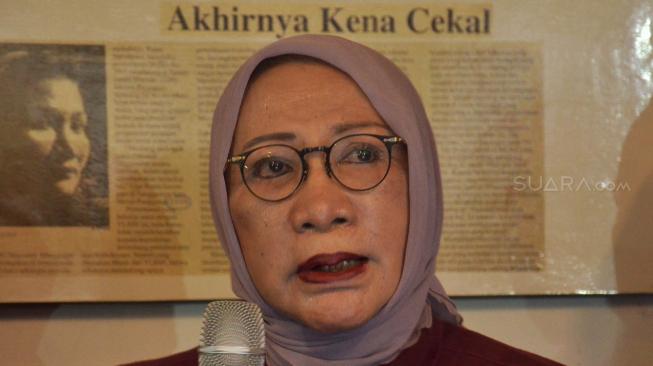 Aktifis perempuan Ratna Sarumpaet memberi keterangan tentang kasus penganiyaannya yang tersebar ke media sosial saat konferensi pers di rumahnya, Kampung Melayu kecil, Jakarta, Rabu (3/10). [Suara.com/Muhaimin A Untung]
