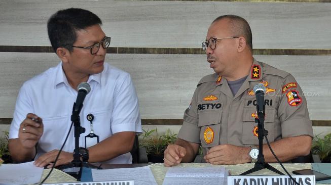 Kadiv Humas Polri Irjen Pol Setyo Wasisto bersama Dirkrimum Kombes Pol Nico Afinta memberi keterangan terkait kasus dugaan penganiayaan Ratna Sarumpaet di Gedung Promoter, Mapolda Metro Jaya, Jakarta, Rabu (3/10). [Suara.com/Muhaimin A Untung]
