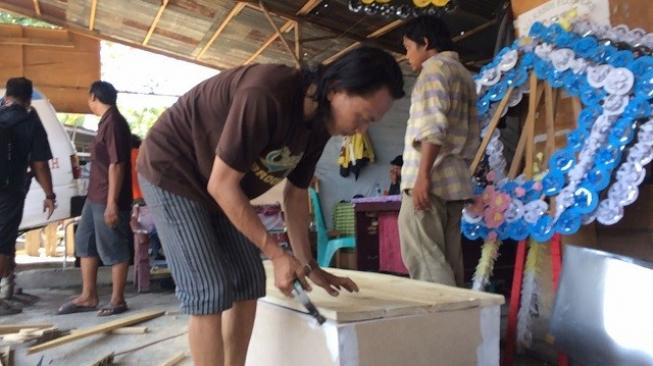 Para pembuat peti jenazah di Kota Palu kini banjir pesanan. (Suara.com/Muhammad Yasir)