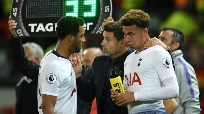 Pemain Tottenham Dele Alli (kanan) mendengarkan arahan dari manajer Mauricio Pochettino [AFP]