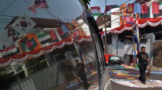 Warga beraktivitas di kampung tematik Asian Para Games di Kawasan Tomang, Jakarta, Rabu (3/10). [Suara.com/Muhaimin A Untung] 
