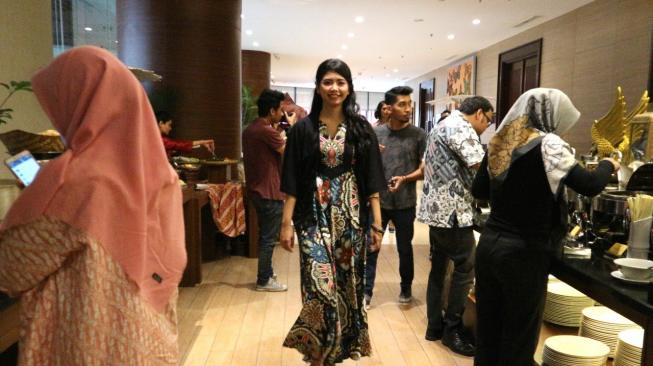 Peragaan busana di Hotel Santika Premiere Bintaro dalam rangka Hari Batik Nasional. (Istimewa)