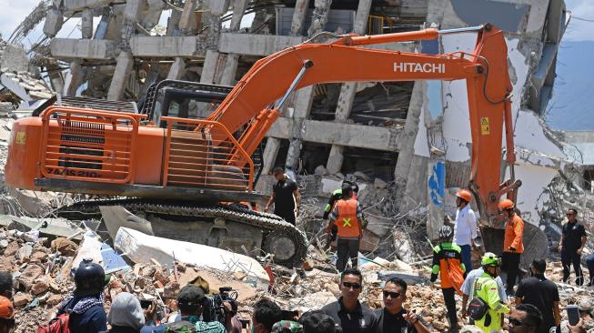 Presiden Joko Widodo didampingi sejumlah menteri Kabinet Kerja mengawasi proses evakuasi korban gempa di reruntuhan Hotel Roaroa di Palu, Sulawesi Tengah, Rabu (3/10). [ANTARA FOTO/Puspa Perwitasari]