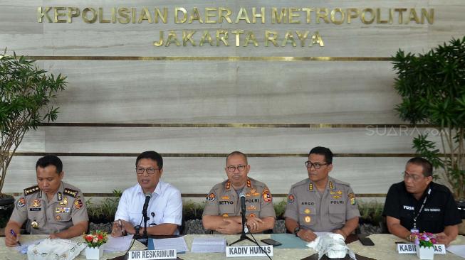 Kadiv Humas Polri Irjen Pol Setyo Wasisto bersama Dirkrimum Kombes Pol Nico Afinta dan Kabid Humas Polda Metro Kombes Pol Argo Yuwono memberi keterangan terkait kasus dugaan penganiayaan Ratna Sarumpaet di Gedung Promoter, Mapolda Metro Jaya, Jakarta, Rabu (3/10). [Suara.com/Muhaimin A Untung]