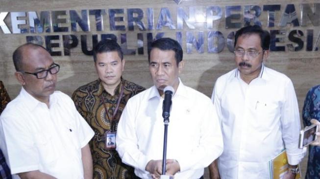 Menteri Pertanian, Andi Amran Sulaiman, saat penandatanganan nota kesepahaman bersama Gubernur Kepri, Nurdin Basirun, dan Kepala Kantor Perwakilan Bank Indonesia Kepulauan Riau, Gusti Raizal Eka Putra, di Kantor Pusat Kementerian Pertanian, Jakarta, Selasa (2/10/2018). (Dok: Kementan)