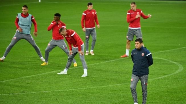 Pelatih Crvena Zvezda Vladan Milojevic (kanan) memimpin skuatnya berlatih sebelum menghadapi Paris St Germain di Liga Champions. FRANCK FIFE / AFP