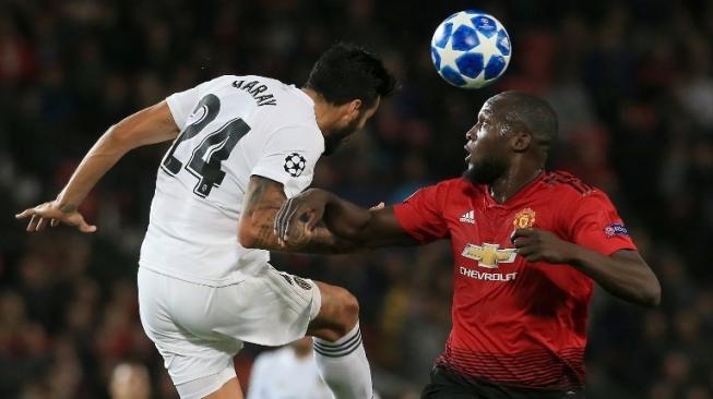 Bek Valencia Ezequiel Garay (kiri) menyundul bola saat bersaing dengan striker Manchester United Romelu Lukaku di Old Trafford di Grup H Liga Champions. Lindsey PARNABY / AFP