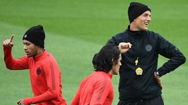 Pelatih Paris Saint Germain Thomas Tuchel (kanan) memimpin sesi latihan Neymar dan kawan kawan sebelum menghadapi Crvena zvezda di Liga Champions. FRANCK FIFE / AFP