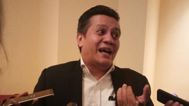 Anggota Komite Eksekutif PSSI (Exco) sekaligus Ketua Tim Pencari Fakta (TPF) Gusti Randa saat diwawancarai di Hotel Sultan, Jakarta, Rabu (3/10/2018). (Suara.com/Adie Prasetyo) 